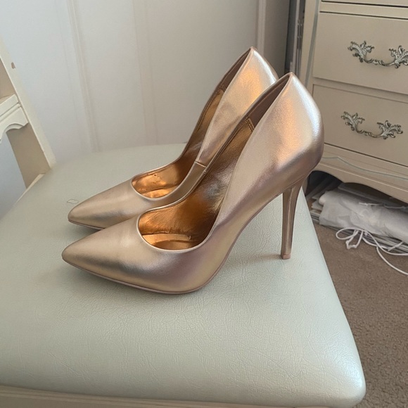 Excellent condition Gold Heels - Picture 3 of 6